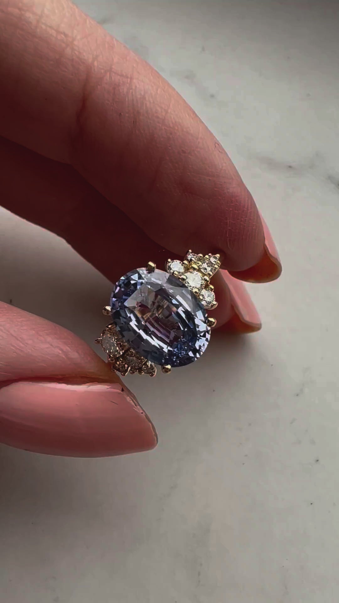 Ovaler blauer Saphirring mit seitlichen Diamanten, Video