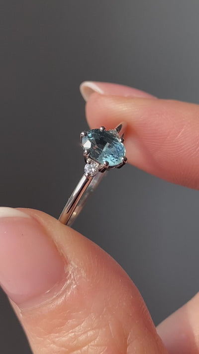 Ovaler blauer Saphirring mit seitlichen Diamanten, Video