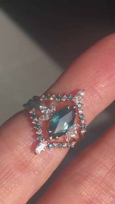 Video zu einem blaugrünen Saphir im Marquiseschliff mit weißen Diamanten an der Seite