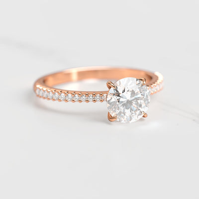 Runder, halb zulaufender Moissanit-Eternity-Ring mit Pavé-Fassung